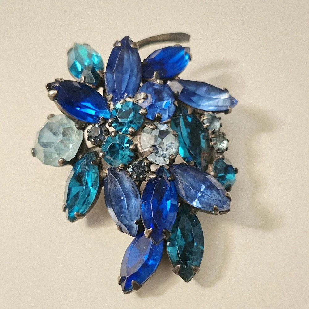 vintage Albert Weiss deep blue green cluster rhinestone Leaf Grape brooch